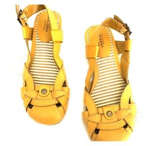 Arizona brand yellow flats Size 6